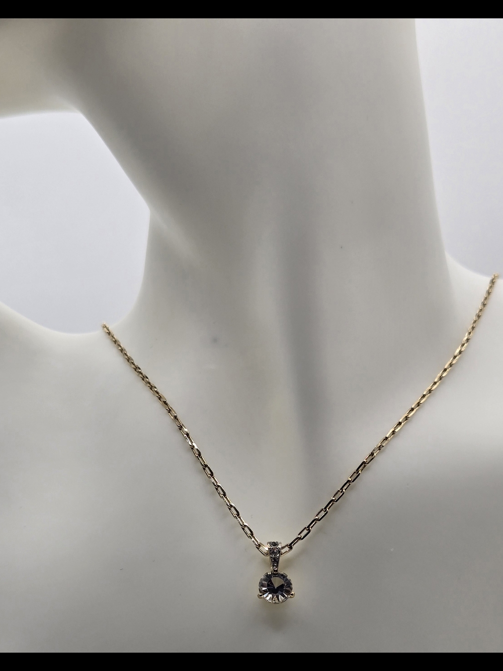 ✨ Avon Swarovski Crystal Pendant Necklace ✨ - Picture 4 of 9